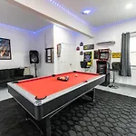 Luxury Retreat - Outdoor Oasis, Game Room, Fire Pit - 15 Min From Airport!!