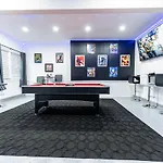Luxury Retreat - Outdoor Oasis, Game Room, Fire Pit - 15 Min From Airport!!