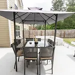 Luxury Retreat - Outdoor Oasis, Game Room, Fire Pit - 15 Min From Airport!!