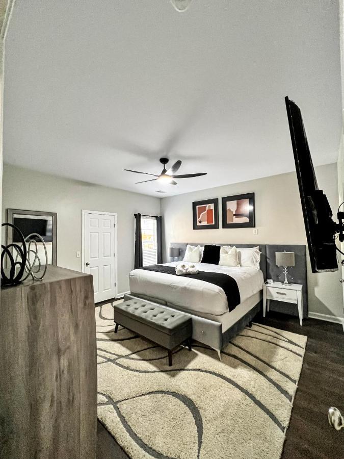 Luxury Retreat - Outdoor Oasis, Game Room, Fire Pit - 15 Min From Airport!! *