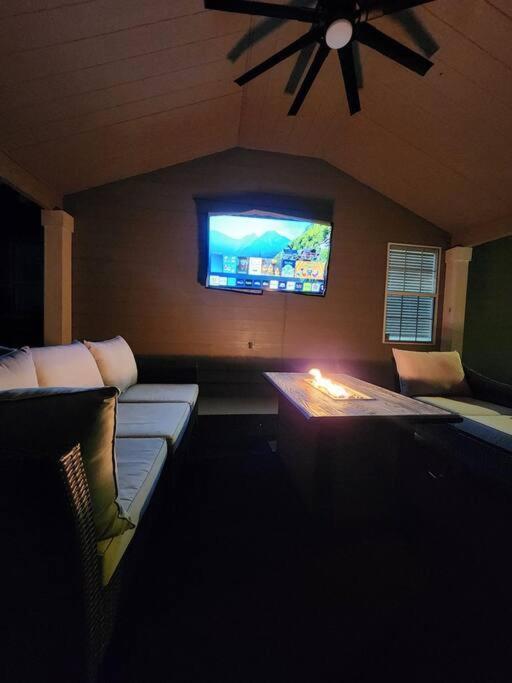Luxury Retreat - Outdoor Oasis, Game Room, Fire Pit - 15 Min From Airport!! Ferienhaus Atlanta