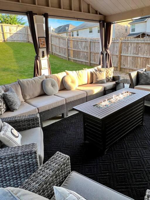 Luxury Retreat - Outdoor Oasis, Game Room, Fire Pit - 15 Min From Airport!!
