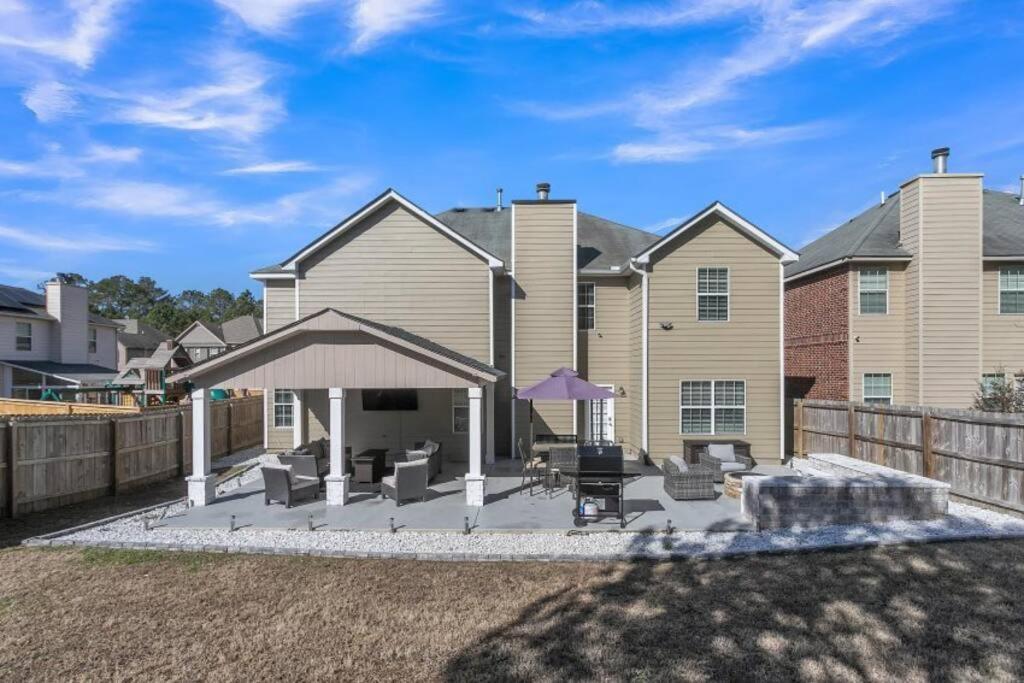 Luxury Retreat - Outdoor Oasis, Game Room, Fire Pit - 15 Min From Airport!! Ferienhaus